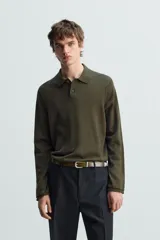 Polo manga larga color marrón, de punto tejido en hilatura italiana, corte regular fit, cuello solapa con cierre frontal de botonadura y acabados en rib.