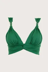 Top de bikini color verde trophy con tirantes anchos y detalle en forma de cadena. Faja fruncida al frente y copas removibles.
