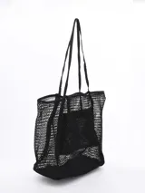 Bolso tipo tote de red color negro, con asas de hombro y bolsillo interno.