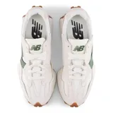 Championes New Balance modelo 327 unisex, color blanco con detalles en verde y suela marrón. Confeccionados en gamuza y nylon, con logo "N" característico en los laterales.