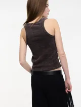Musculosa marrón con efecto gastado, de corte ajustado y cuello redondo.