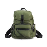 Mochila negra de nylon con tapa y broche metálico. Tiene apertura superior con broche, bolsillos internos, bolsillo con cierre metálico al frente y laterales. Tiene asas rígidas de mano y correas regulables para colgar en la espalda.