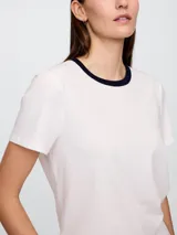 Remera negra de cuello redondo con ribete blanco.