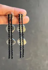 Aros colgantes largos con strass negros y resina transparente.