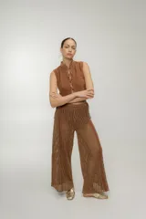 Pantalón de tejido crochet color chocolate, de corte ancho y tiro alto.