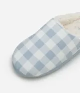 Pantufla cerrada con estampado de cuadros celestes y blancos, forro de poliéster y suela de goma termoplástica.