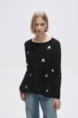 Sweater color borgoña con estampado de estrellas blancas.