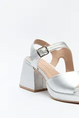 Sandalias negras con plataforma fina y taco ancho forrado. Incorporan pulsera con hebilla metálica y capellada ancha.