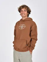 Buzo con capucha color marrón, de tejido liso, con bolsillo canguro frontal y puños y ruedo acanalados. Presenta un pequeño logo circular en la parte inferior del bolsillo.