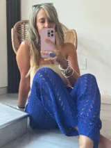 Pantalón largo de tejido de punto calado color azul eléctrico, con cintura ajustable mediante cordón.