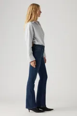 Pantalón de jean azul oscuro, de corte bootcut y tiro alto.