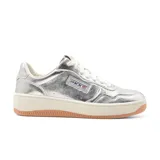 Championes Skechers Sport Court 2.0 para mujer, color plateado, con cordones y capellada de tela tejida con acabado metálico. Cuentan con plantilla acolchada Skechers Air-Cooled Memory Foam y suela de tracción flexible.