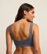 Soutien top gris de poliamida con acabado seamless, breteles anchos fijos, escote en V y etiqueta Lov.
