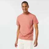 Remera de manga corta color rosa con cuello redondo.