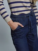 Pantalón de denim azul oscuro de corte ancho y tiro alto.