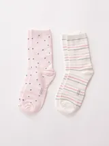 Pack de dos pares de medias de caña media, un par lila con lunares blancos y otro par gris con lunares lilas.