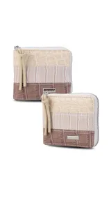 Billetera corta con cierre perimetral, confeccionada en símil cuero con textura croco. Interior con visor, tarjetero, división para billetes y bolsillo monedero con tapa y broche.