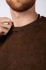 Remera marrón de algodón rústico con corte oversize, mangas cortas y costuras al corte.