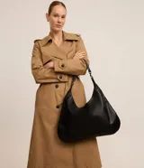 Bolso hobo grande de PU negro con textura crocco, correa de hombro con hebillas, cierre de cremallera y forro de poliéster.