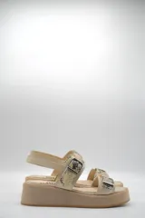 Sandalias negras de cuero con plataforma beige y doble tira con hebilla.