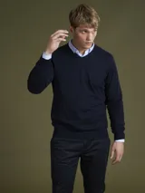 Pantalón de vestir azul marino, de corte slim fit, con bolsillos laterales y traseros. Se ajusta a la cintura con cinturón de cuero marrón.