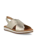 Sandalia plateada con tiras cruzadas con textura tipo piel de cocodrilo, suela blanca y tira trasera elástica.
