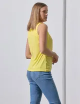 Blusa sin mangas color amarillo, con cuello redondo con frunces delanteros y abertura con botón en la espalda.