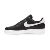 Zapatillas Nike Air Force 1 '07 de cuero negro con detalles en blanco, suela de goma blanca y perforaciones en la puntera.