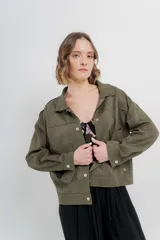 Chaqueta color camel, corte camisa de gamuza con elastano, corte recto abotonado en el frente con botones metálicos y bolsillos grandes en el frente.