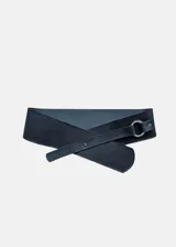 Faja ancha de cuero color azul marino, con diseño cruzado y un cinturón delgado que se ajusta mediante una hebilla metálica redonda.