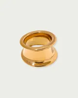 Anillo dorado de acero quirúrgico hipoalergénico con baño en oro 18K, de diseño grueso y forma irregular.