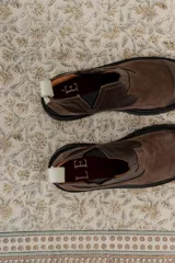 Botas Chelsea color marrón con paneles laterales elásticos y suela track.