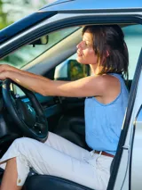 Musculosa de lino color beige, con escote en V y detalles de costura en el frente.