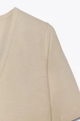Camiseta color beige de lino con cuello en V y mangas cortas.