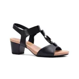 Sandalia de cuero color beige con taco bajo y tira elástica en el empeine.