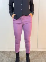 Pantalón chupín violeta de vestir, con bolsillos delanteros y traseros simulados.