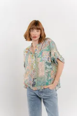 Blusa estampada con cuello mao, abertura frontal con botones y mangas 3/4.