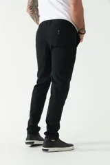 Pantalón chino color beige, corte slim, con bolsillos laterales y traseros.