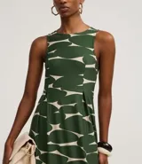 Vestido midi sin mangas, de corte al cuerpo y falda plisada, con cuello redondo y cierre por gota. Presenta un estampado abstracto en verde oscuro y beige.
