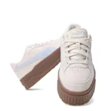 Championes Puma Karmen II Idol SD, color beige arena con detalles celestes y suela marrón. Zapatillas de gamuza con plataforma y logo de Puma en el lateral.