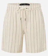 Bermuda masculina confeccionada en tejido de tricolina con estampa de rayas rústicas, cintura elástica con cordón ajustable y bolsillo.