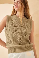 Chaleco de punto color verde oliva, sin mangas, con diseño calado y cuello redondo.