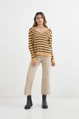 Sweater color beige con rayas horizontales negras y escote en V.