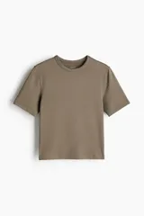 Top deportivo corto color marrón, de corte ajustado, cuello redondo y mangas cortas. Confeccionado en tejido funcional DryMove™ que ayuda a absorber el sudor.