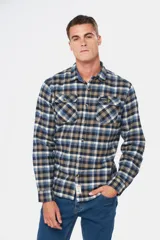 Sobrecamisa a cuadros en viyela gruesa con dos bolsillos, ideal para cualquier ocasión.