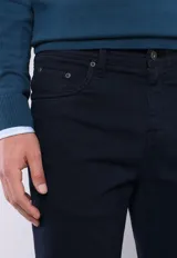 Pantalón de jeans negro con corte clásico, 5 bolsillos y elástico para mayor comodidad, ideal para el uso diario.