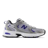 Championes New Balance 530 plateados con detalles en azul y blanco.