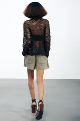 Jersey marrón de punto calado con cuello barco y mangas largas.