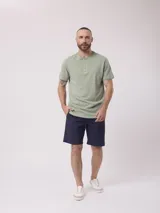 Remera verde salvia con cuello henley de tres botones y mangas cortas.