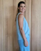 Musculosa celeste de denim con bolsillo de parche en el pecho.